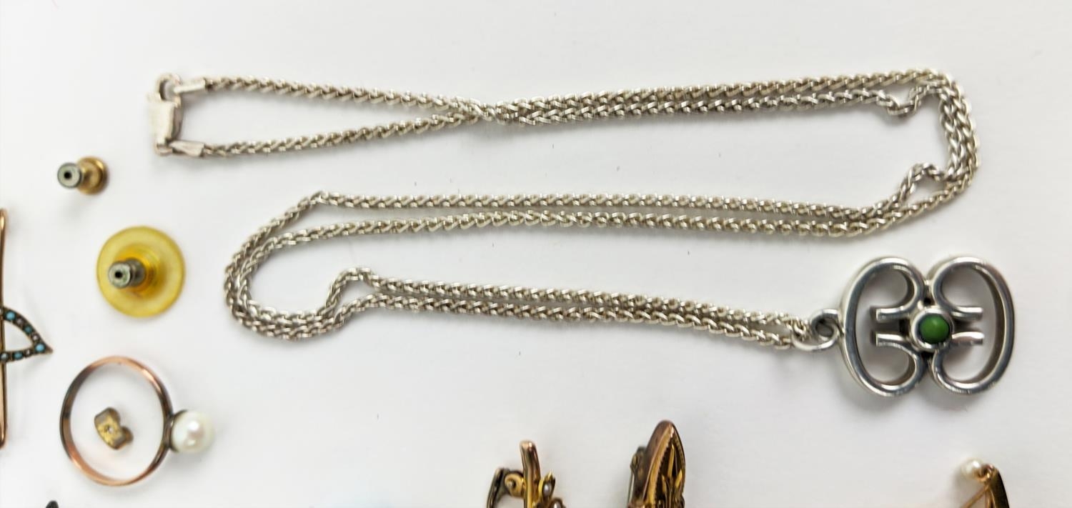 A COLLECTION OF ASSORTED 9CT GOLD AND GILT METAL JEWELLERY, including locket and chain, various - Image 9 of 15