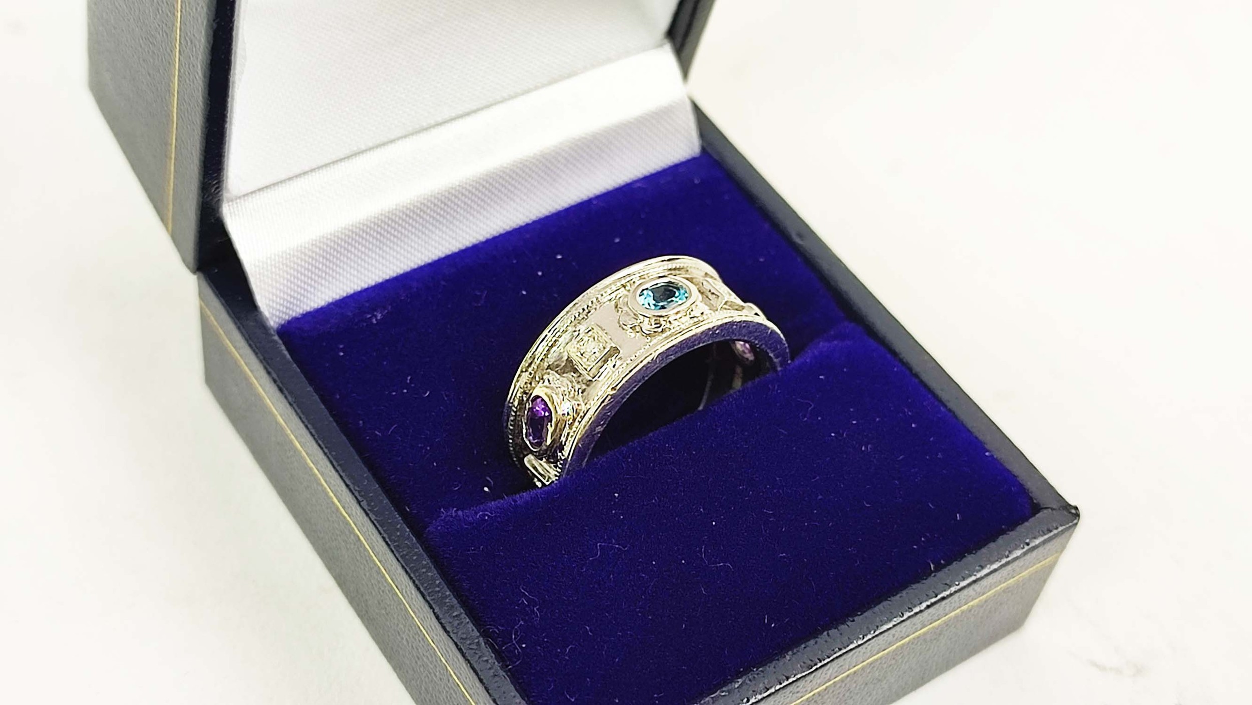 A 9CT WHITE GOLD MULTI-STONE BAND, with two amethyst faceted stones and a central topaz coloured - Image 2 of 4