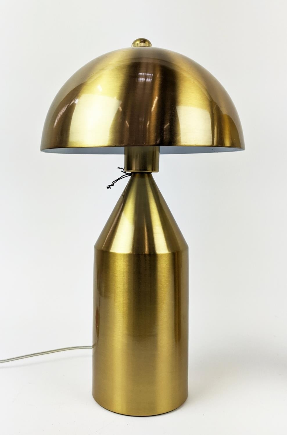 VICO MAGISTRETTI STYLE TABLE LAMPS, a pair, gilt metal, 44cm H approx. (2) - Bild 4 aus 6