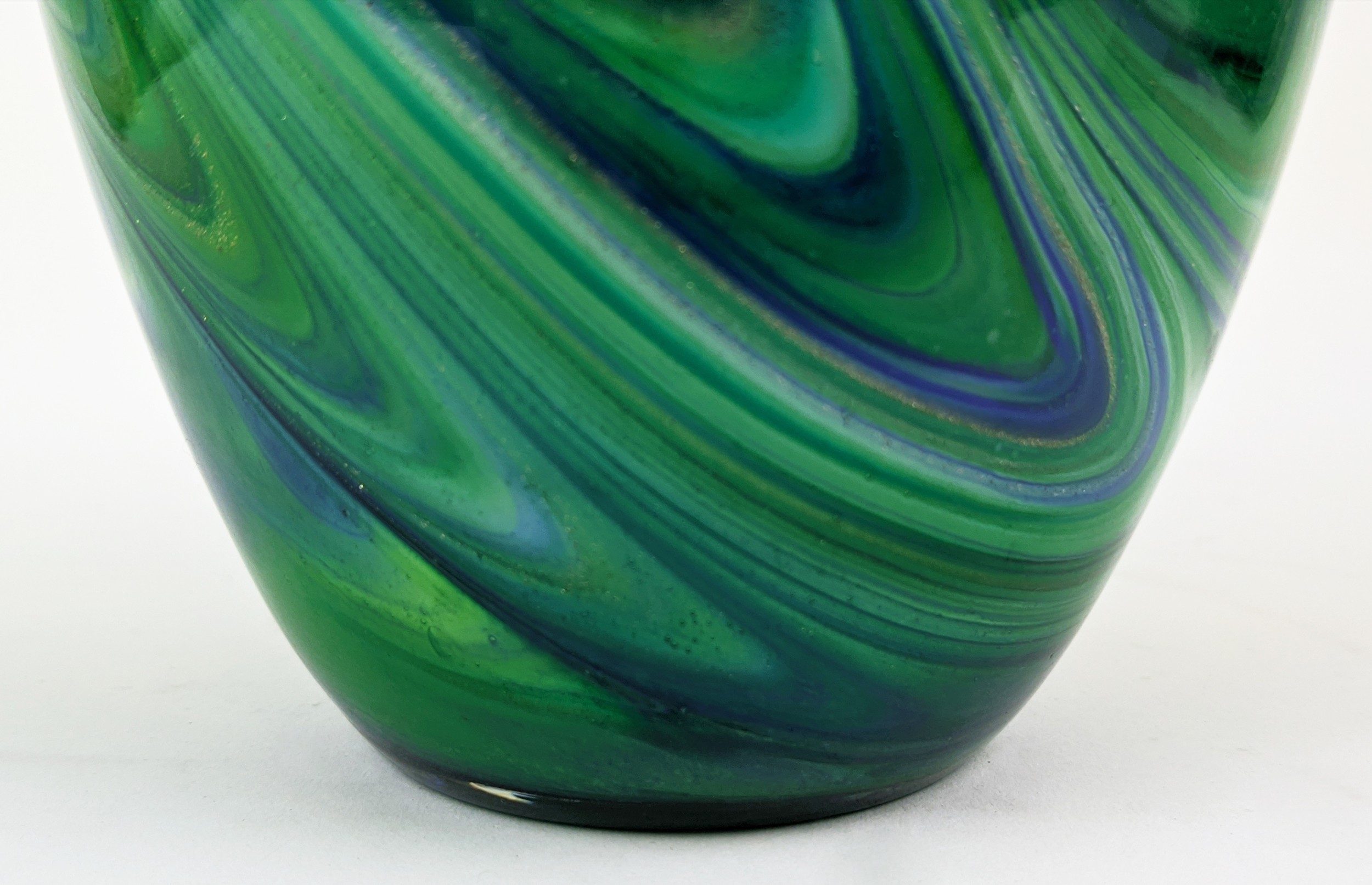 A MURANO GLASS VASE, of ovoid form, with a green, white and blue swirling pattern, gold flecks, 40cm - Bild 3 aus 7