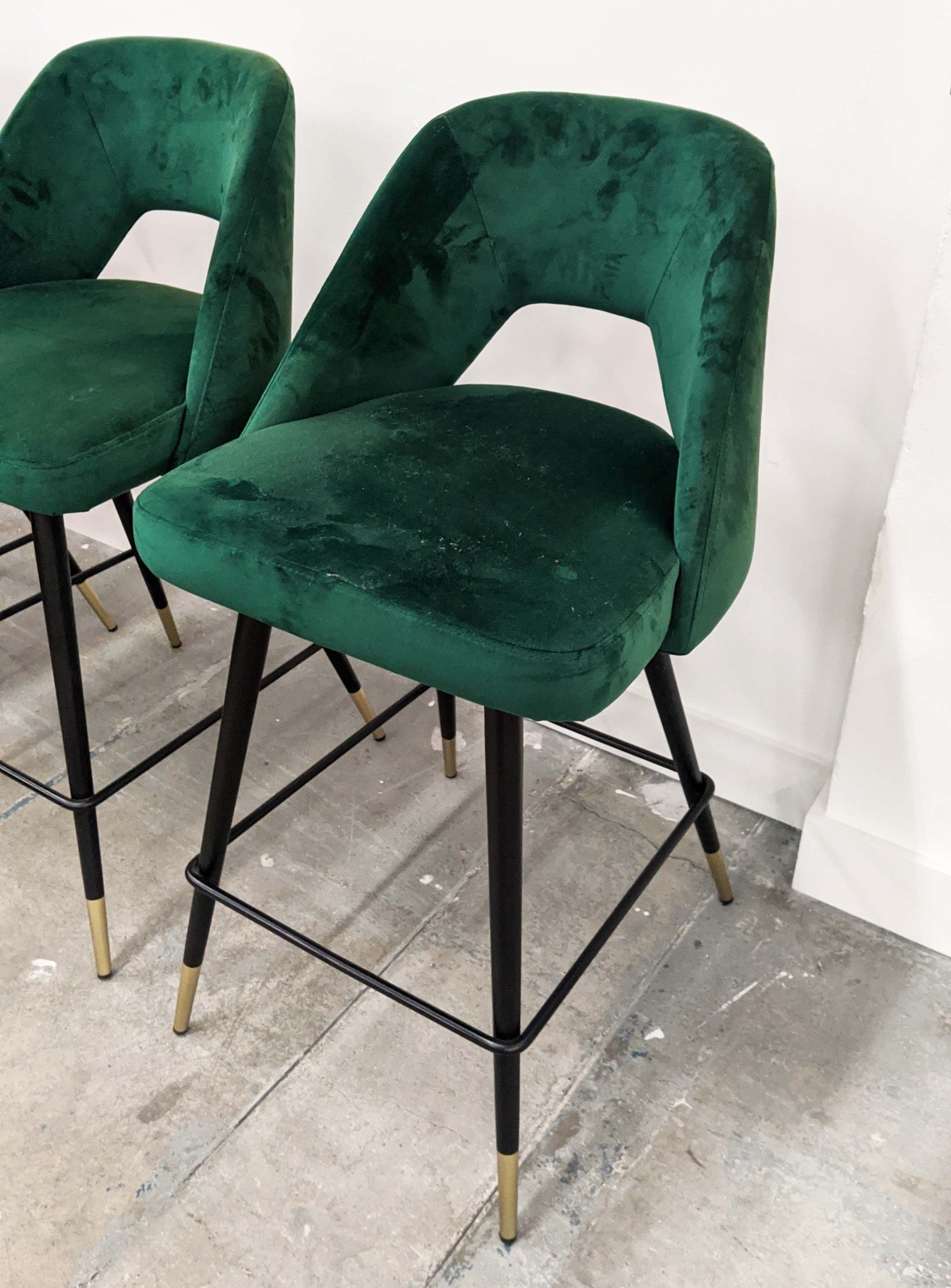 EICHHOLTZ AVORIO COUNTER STOOLS, a set of three, Roche green velvet upholstered, 91cm H. (3) - Bild 4 aus 8