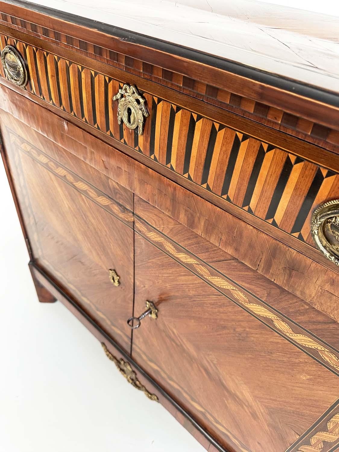 DUTCH SIDE CABINET, early 19th century kingwood with ebony and satinwood parquetry inlay and gilt - Bild 19 aus 20