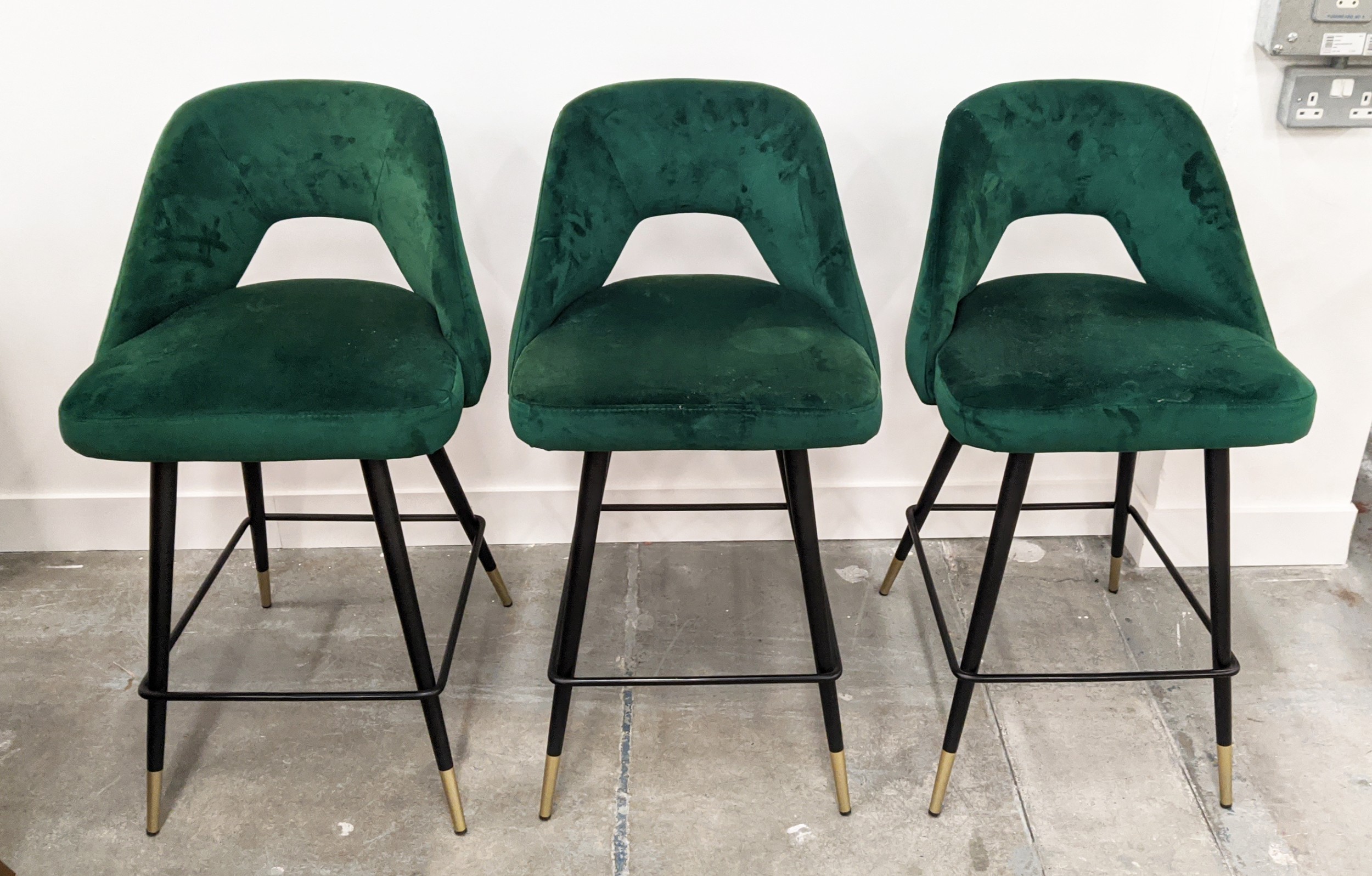 EICHHOLTZ AVORIO COUNTER STOOLS, a set of three, Roche green velvet upholstered, 91cm H. (3) - Bild 2 aus 8