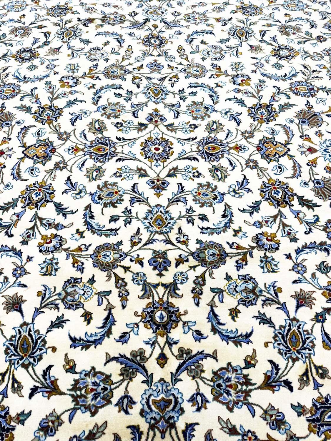 FINE PERSIAN ISFAHAN DESIGN CARPET, 380cm x 290cm. - Image 3 of 5