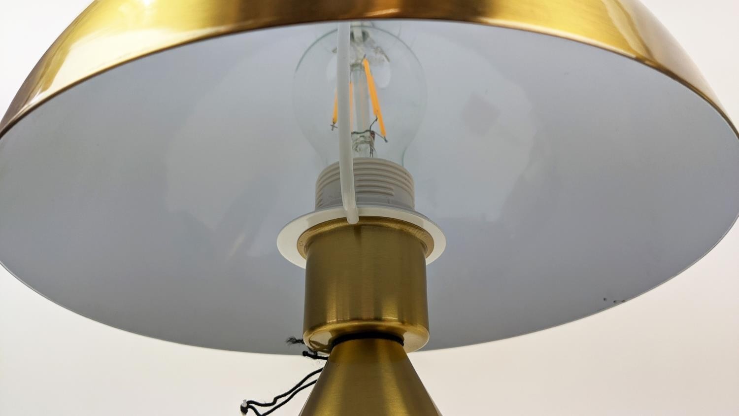 VICO MAGISTRETTI STYLE TABLE LAMPS, a pair, gilt metal, 44cm H approx. (2) - Bild 5 aus 6