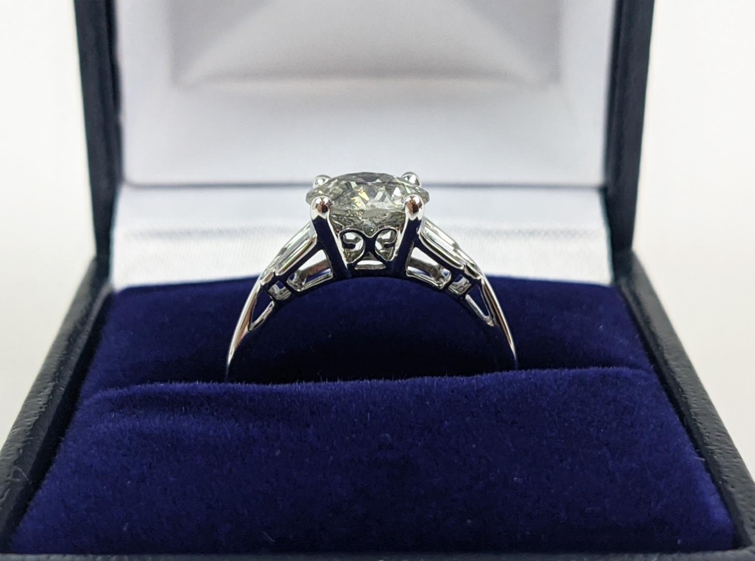 AN 18CT WHITE GOLD DIAMOND SOLITAIRE RING, with baguette cut diamonds to shoulders, the central - Image 2 of 9