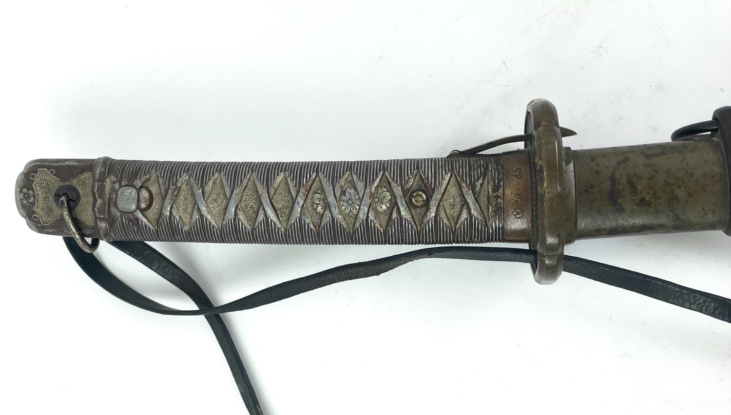 JAPANESE SECOND WORLD WAR KATANA SWORD, with serial number and original leather pommel, 93cm L. - Image 3 of 8