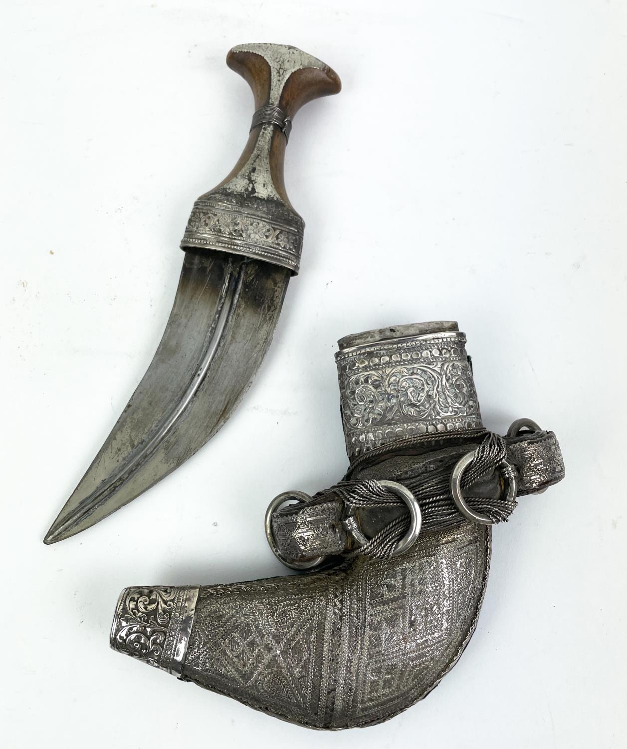 OMANI KHANJAR DAGGERS, two 19th century silver thread and a Syrian Jambiya, Jambiya 35cm H. (3) - Image 4 of 10