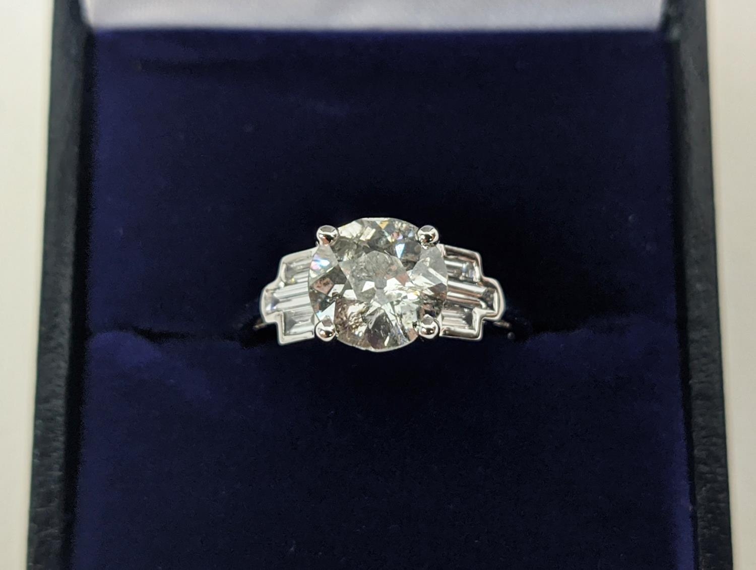AN 18CT WHITE GOLD DIAMOND SOLITAIRE RING, with baguette cut diamonds to shoulders, the central - Image 3 of 9