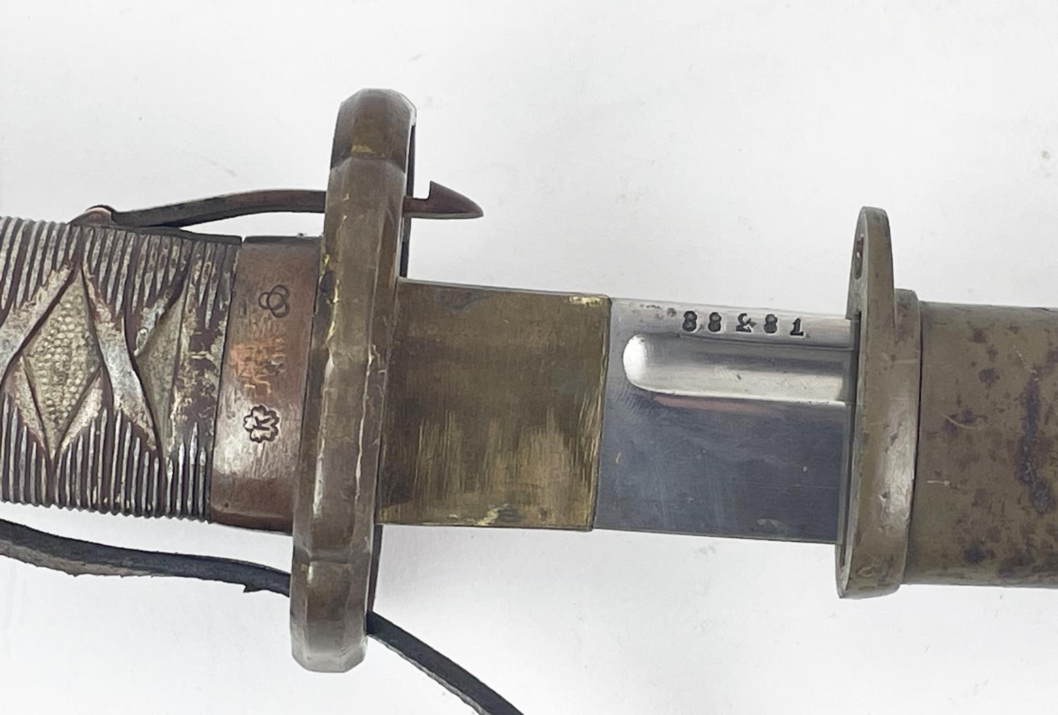 JAPANESE SECOND WORLD WAR KATANA SWORD, with serial number and original leather pommel, 93cm L. - Image 4 of 8