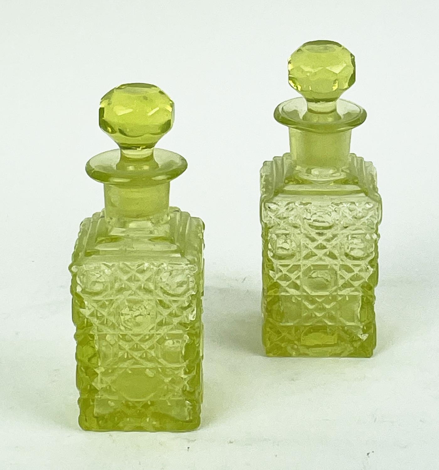 QUANTITY OF URANIUM GLASS, various items including pairs of candlesticks, jugs, lidded vases, - Bild 12 aus 12