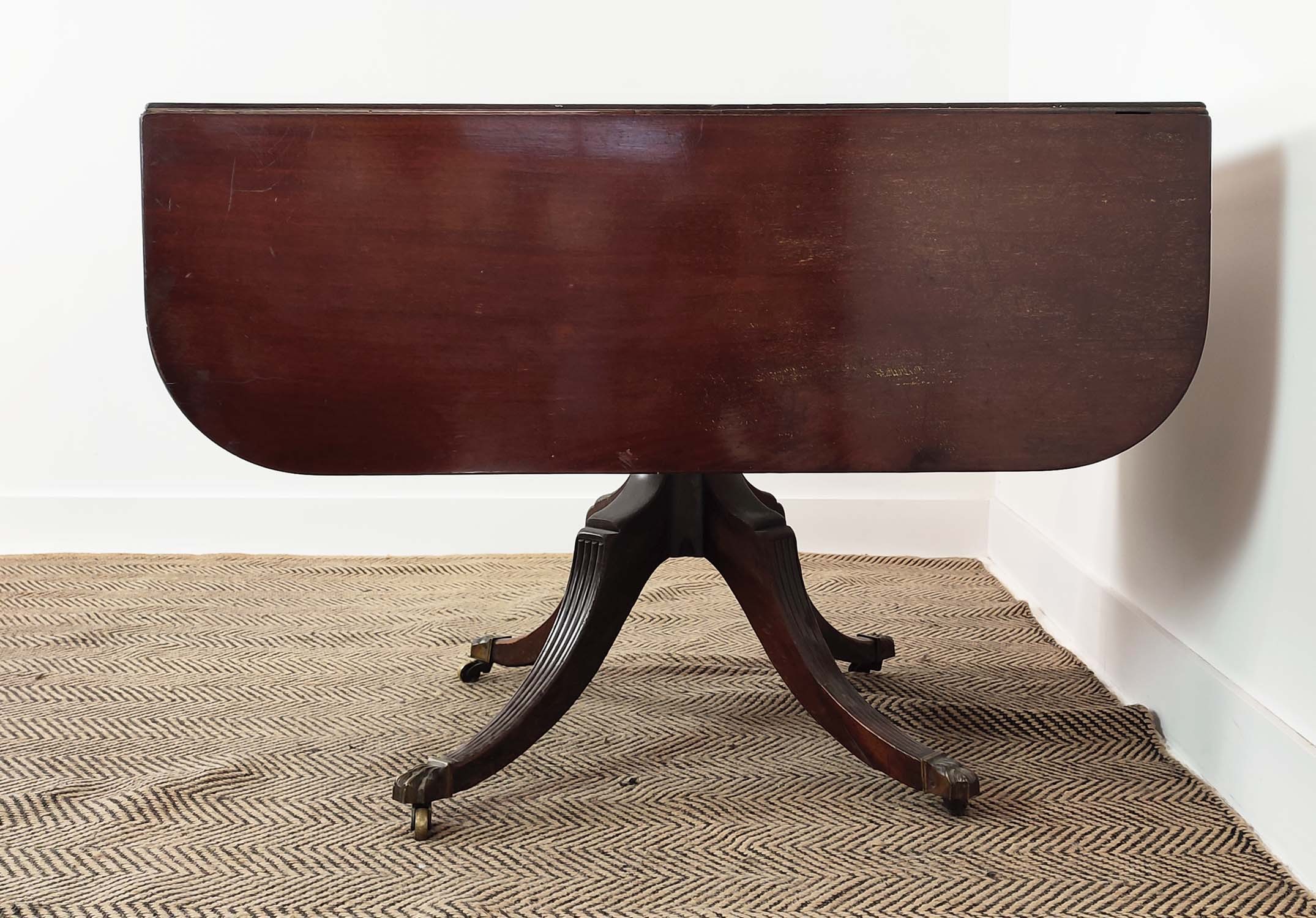 PEDESTAL PEMBROKE TABLE, Regency mahogany with a pair of drop leaves and drawer on reeded quadraform - Image 3 of 18