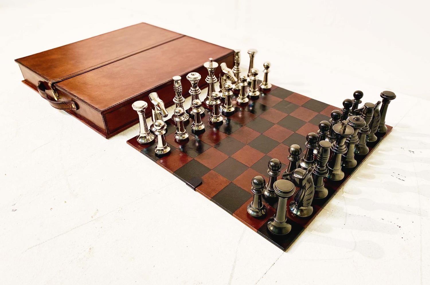 CHESS SET, IN LEATHERED CASE, 7cm x 43cm x 41cm. - Bild 4 aus 4