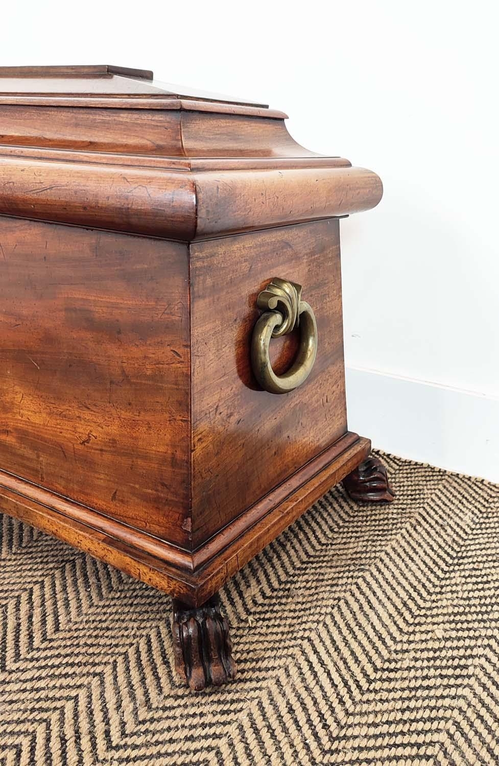 WINE COOLER, Regency mahogany of sarcophagus form with green baize lining, brass handles and inset - Bild 6 aus 12