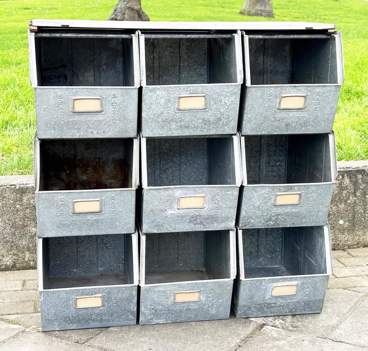 STACKING TRAYS, a set of nine, galvanised with softwood work top, 90cm x 50cm x 91cm H. (9) - Bild 7 aus 7