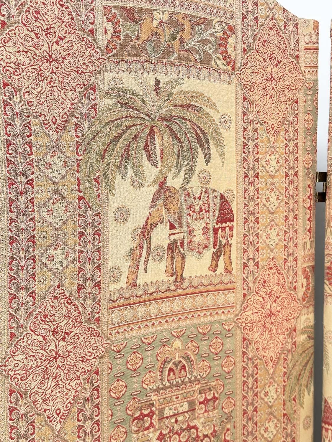 SCREEN, three fold arched 'Raj' fabric, upholstered with elephants and palm trees and brass studded, - Bild 26 aus 38