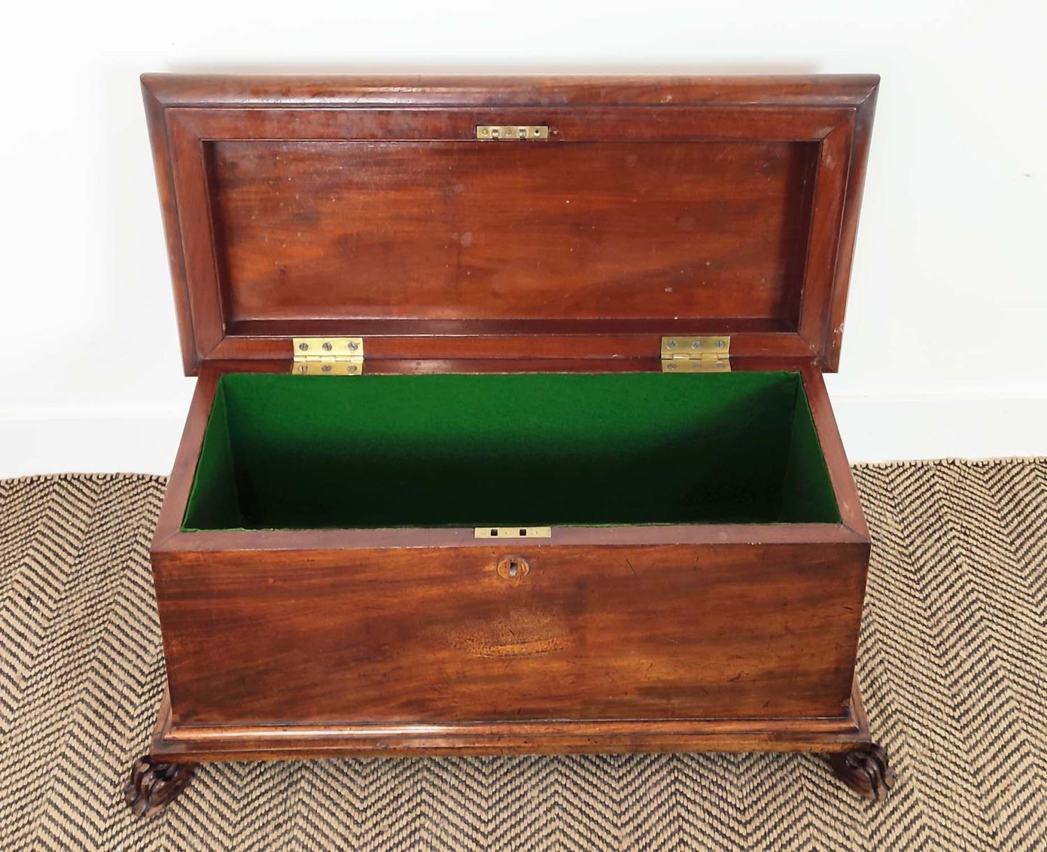 WINE COOLER, Regency mahogany of sarcophagus form with green baize lining, brass handles and inset - Bild 12 aus 12