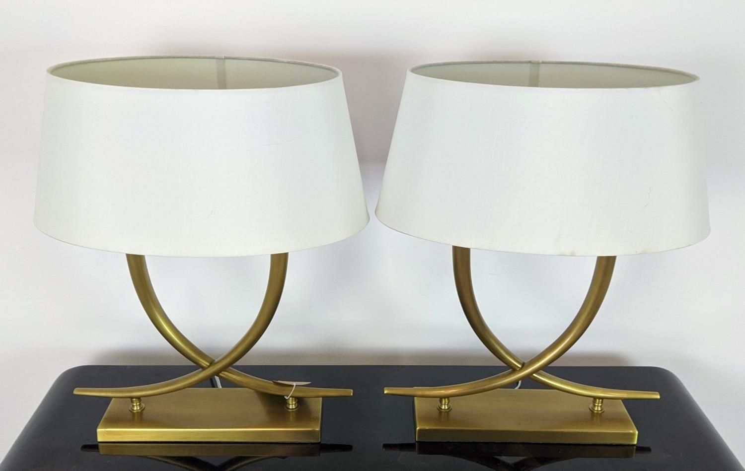 R V ASTLEY ARIANA TABLE LAMP, and another unsigned, with shades, 58cm H approx. (2) - Bild 2 aus 8