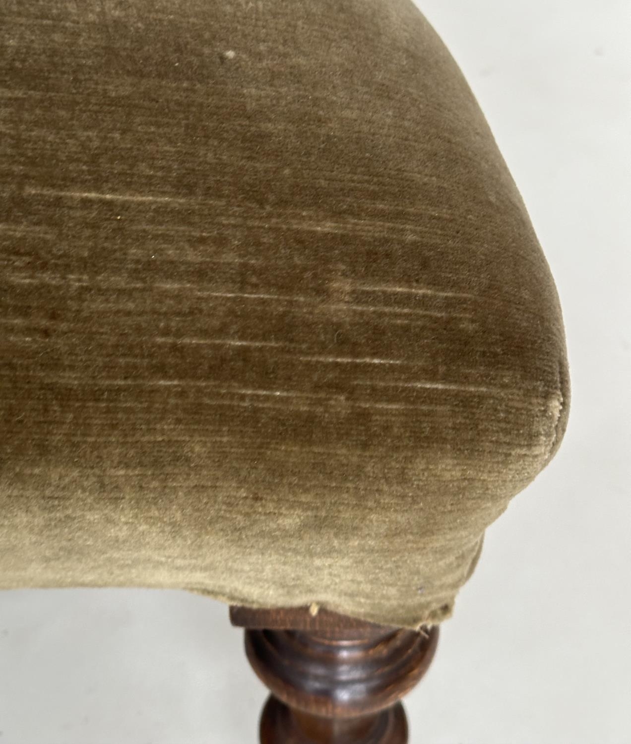 ARMCHAIR, Victorian green velvet upholstered with buttoned back, serpentine front and turned - Bild 6 aus 12