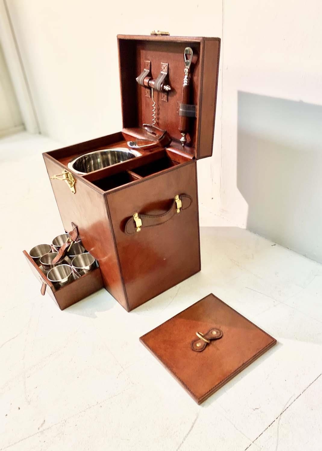 DRINKS CASE, leathered, containing six cups, ice bucket and tongs, etc. 32cm H x 32cm W x 23cm D - Image 4 of 5