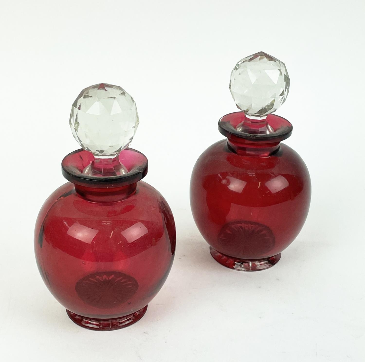 QUANTITY OF URANIUM GLASS, various items including pairs of candlesticks, jugs, lidded vases, - Bild 11 aus 12