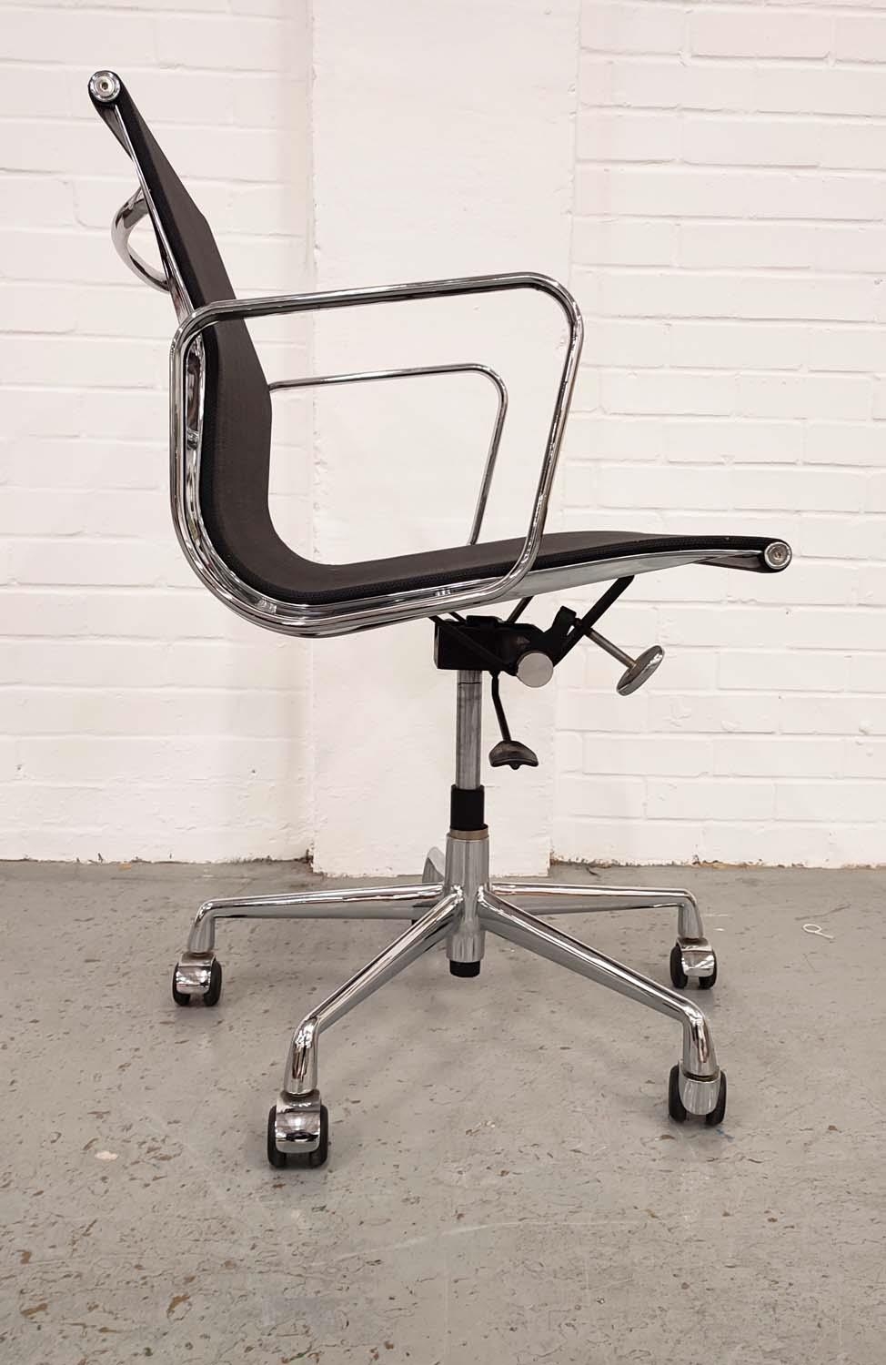 AFTER CHARLES AND RAY EAMES ALUMINIUM GROUP STYLE CHAIRS, a set of six, mesh seats and backs on - Image 4 of 6