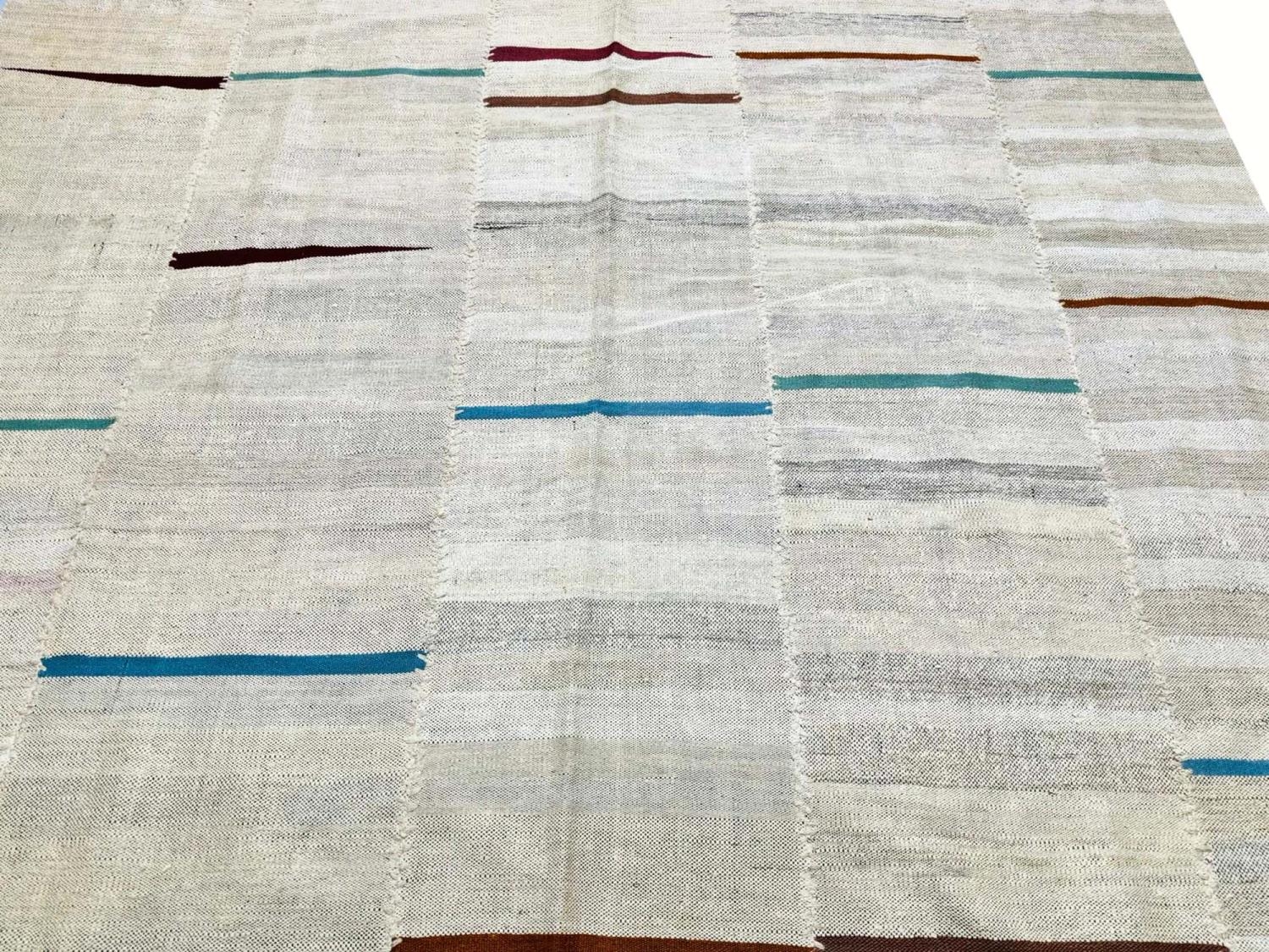 CONTEMPORARY RUFARSHI KILIM, 296cm x 230cm. - Bild 2 aus 4