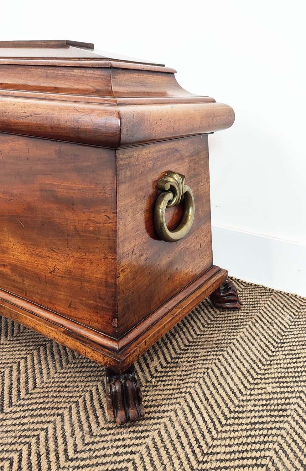WINE COOLER, Regency mahogany of sarcophagus form with green baize lining, brass handles and inset - Bild 5 aus 12