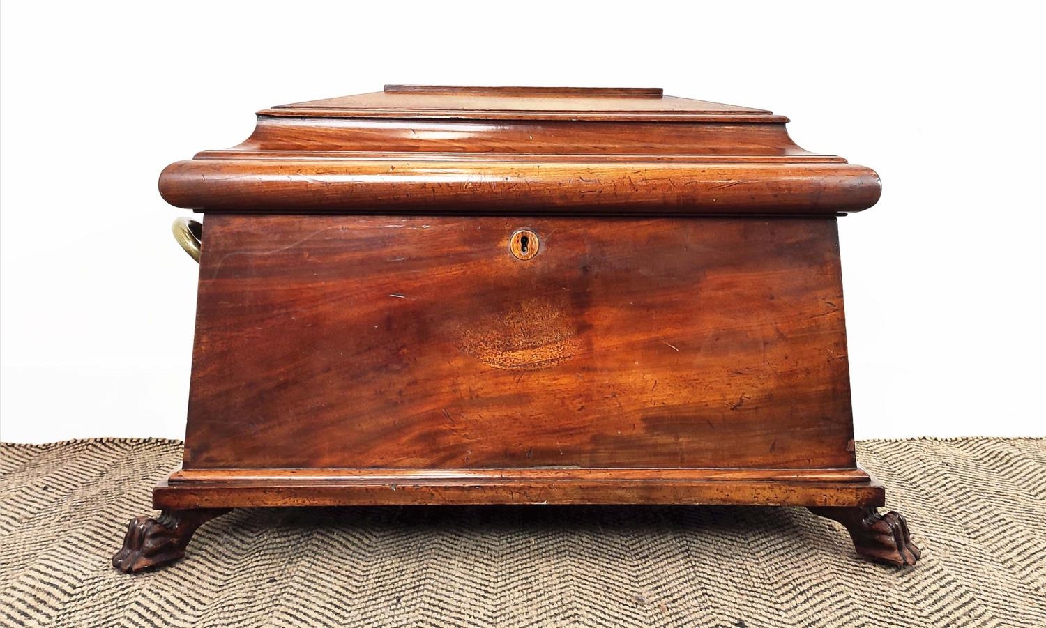 WINE COOLER, Regency mahogany of sarcophagus form with green baize lining, brass handles and inset - Bild 3 aus 12