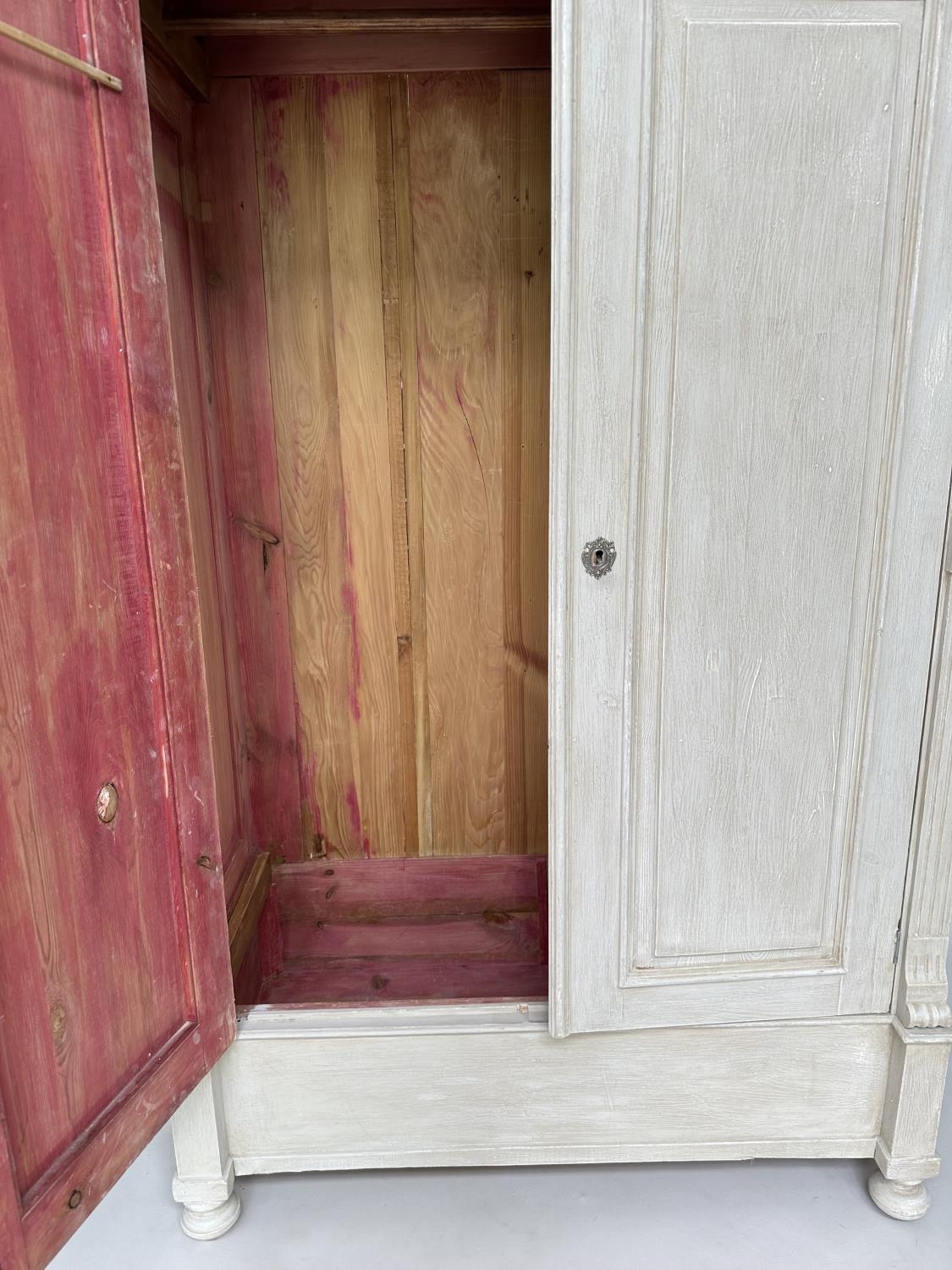 ARMOIRE, 19th century style French traditionally grey painted with two panelled doors enclosing - Bild 12 aus 16