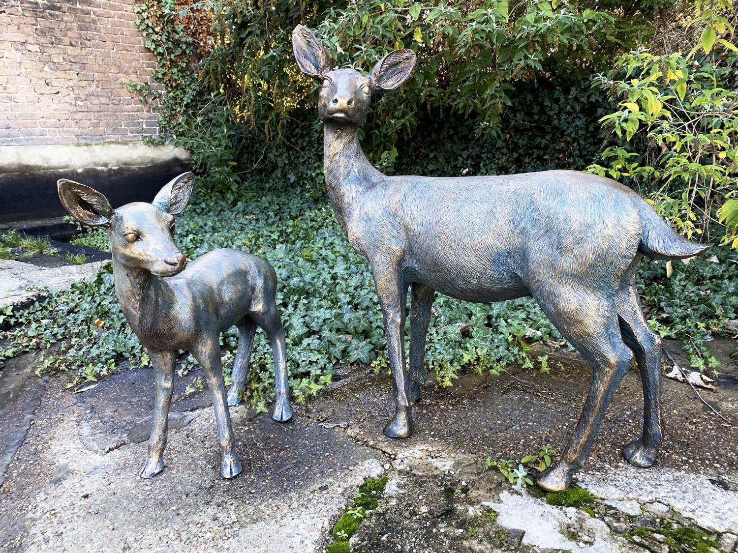 SCULPTURAL DOE AND FAWN, resin in faux bronze finish, 89cm x 80cm x 35cm doe, 62cm x 53cm x 25cm - Bild 2 aus 5