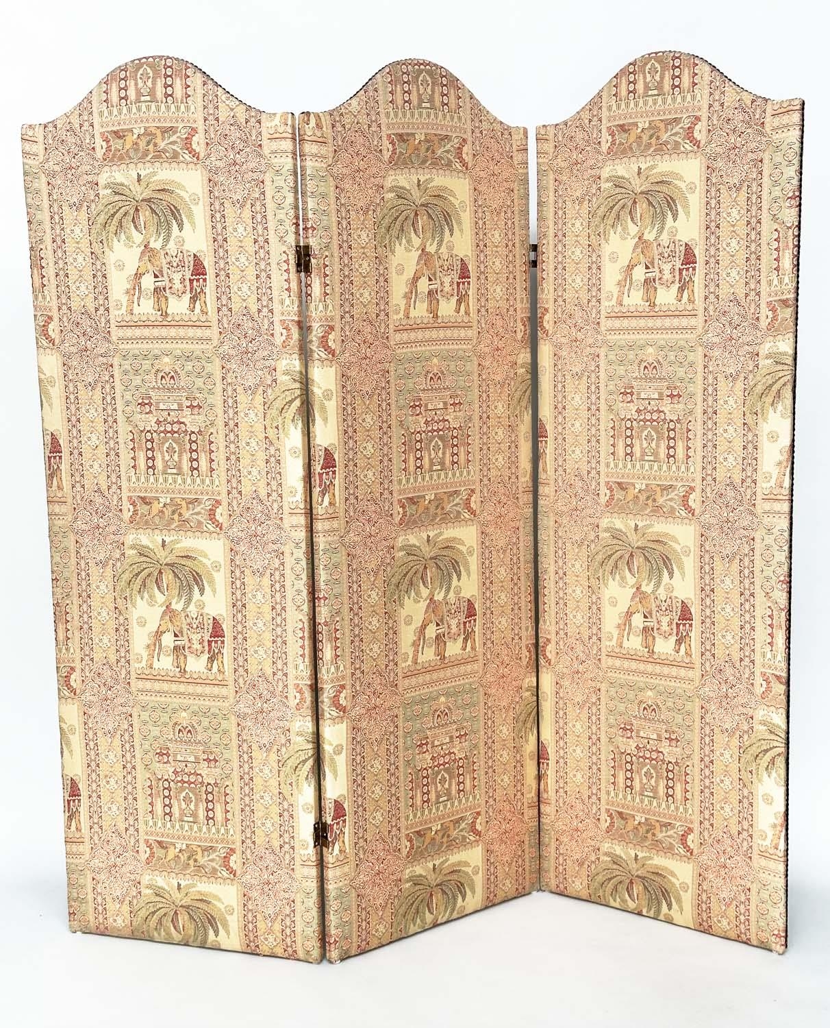 SCREEN, three fold arched 'Raj' fabric, upholstered with elephants and palm trees and brass studded, - Bild 3 aus 38