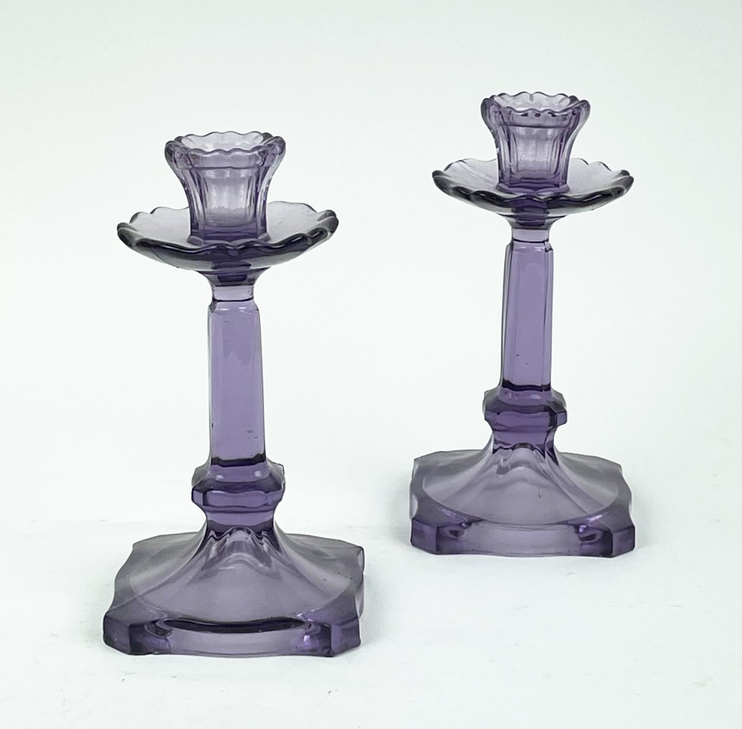 QUANTITY OF URANIUM GLASS, various items including pairs of candlesticks, jugs, lidded vases, - Bild 8 aus 12
