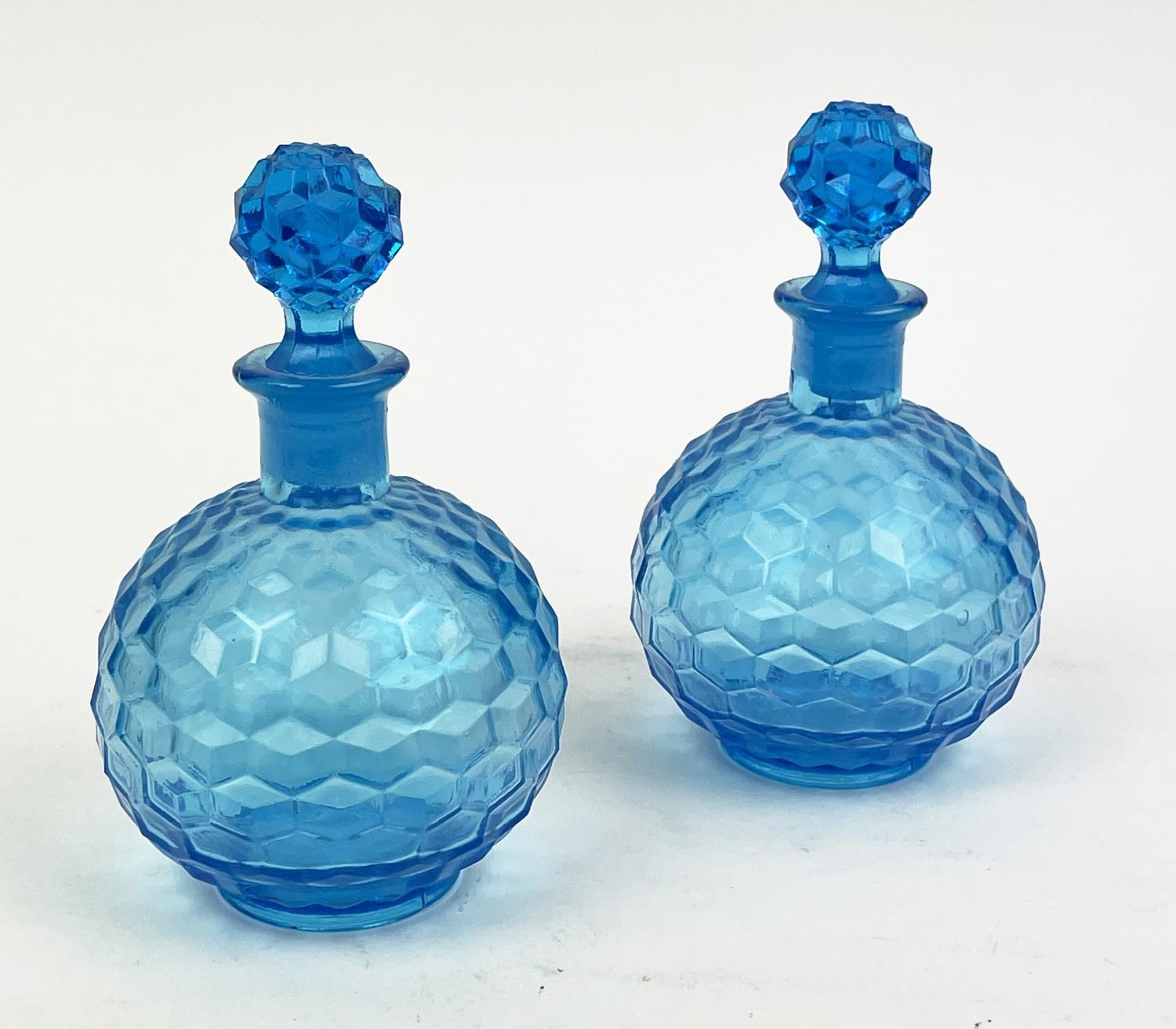 QUANTITY OF BLUE URANIUM GLASS, comprising four pairs of candlesticks, two pairs of icecream - Bild 9 aus 12
