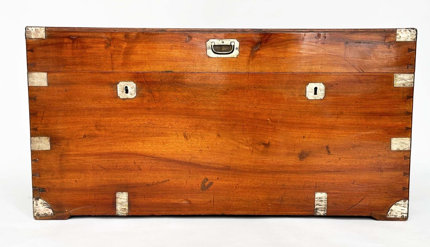 TRUNK, 19th century Chinese export camphorwood and brass bound with rising lid and recessed carrying - Bild 21 aus 22