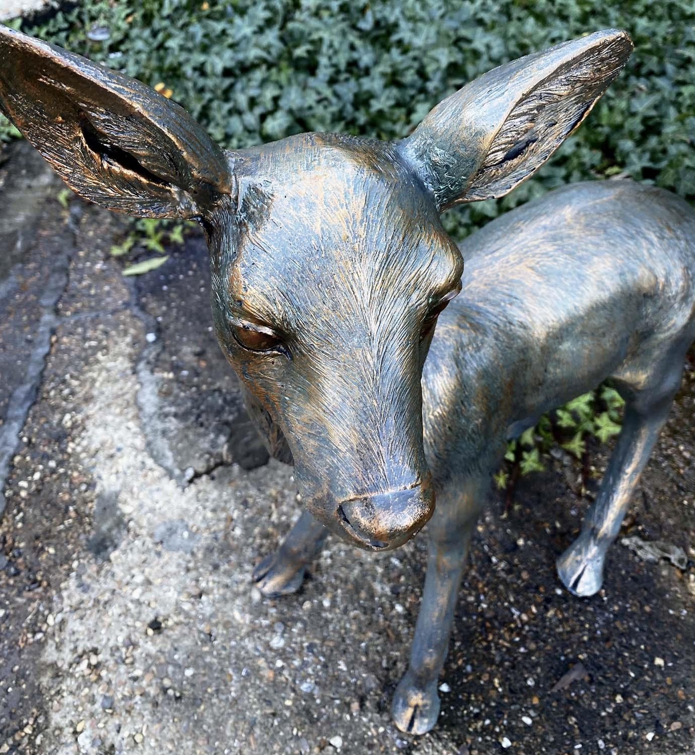 SCULPTURAL DOE AND FAWN, resin in faux bronze finish, 89cm x 80cm x 35cm doe, 62cm x 53cm x 25cm - Bild 4 aus 5