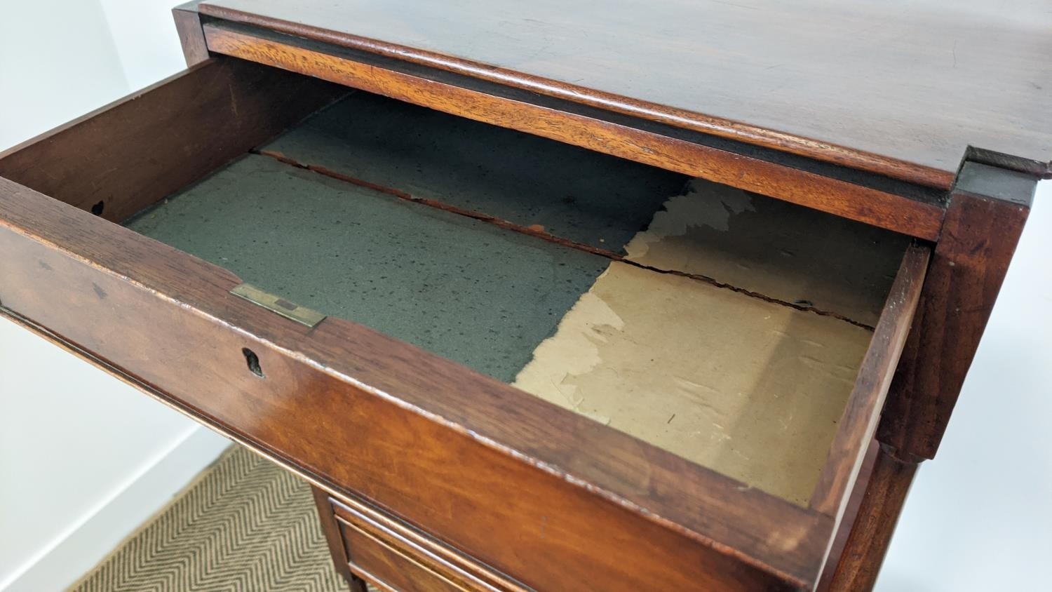 WHATNOT, Regency mahogany with three drawers, 39cm D x 45cm W x 135cm H. - Bild 6 aus 12