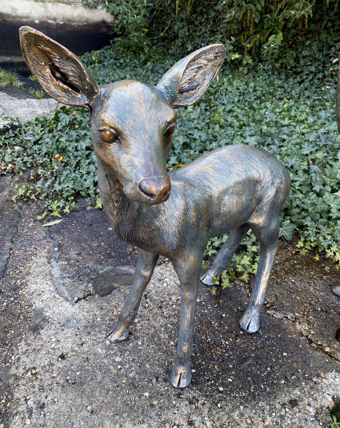 SCULPTURAL DOE AND FAWN, resin in faux bronze finish, 89cm x 80cm x 35cm doe, 62cm x 53cm x 25cm - Bild 5 aus 5