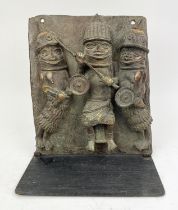 PLAQUE BENIN BRONZE (Nigeria), 35cm H x 30cm.