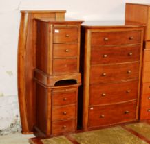 MODERN MAHOGANY FINISHED BEDROOM SET COMPRISING 5 DRAWER CHEST, PAIR OF 3 DRAWER BEDSIDE CHESTS &