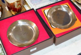 2 BOXED COMMEMORATIVE STERLING SILVER PLATES - APPROXIMATE COMBINED WEIGHT = 365 GRAMS