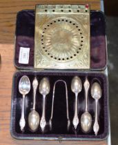 CASED SET OF 6 ORNATE LONDON SILVER SPOONS WITH TONGS & BRASS CALANDER