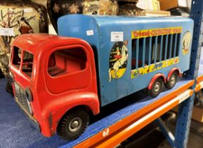 VINTAGE TRIANG TIN PLATE CIRCUS VAN WITH ANIMALS