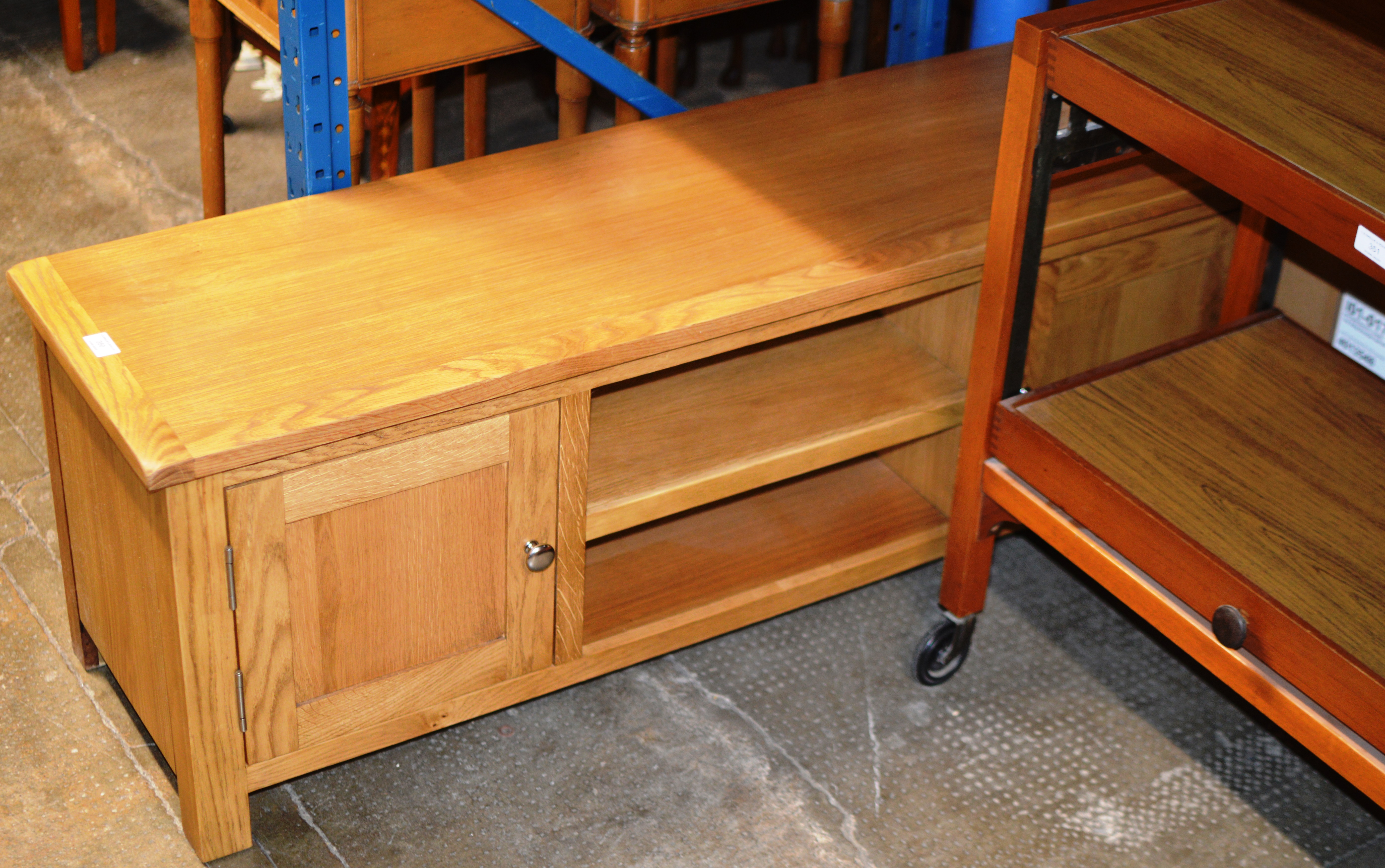 MODERN OAK TV UNIT