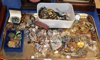 TRAY CONTAINING QUANTITY OF VARIOUS COSTUME JEWELLERY, WRIST WATCHES, COINAGE ETC