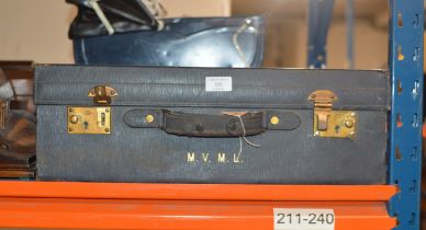 A VINTAGE FITTED TRAVEL CASE