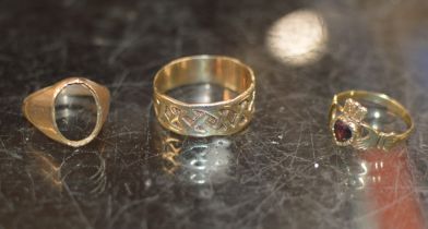 3 VARIOUS 9 CARAT GOLD RINGS, APPROX COMBINED WEIGHT = 14 GRAMS