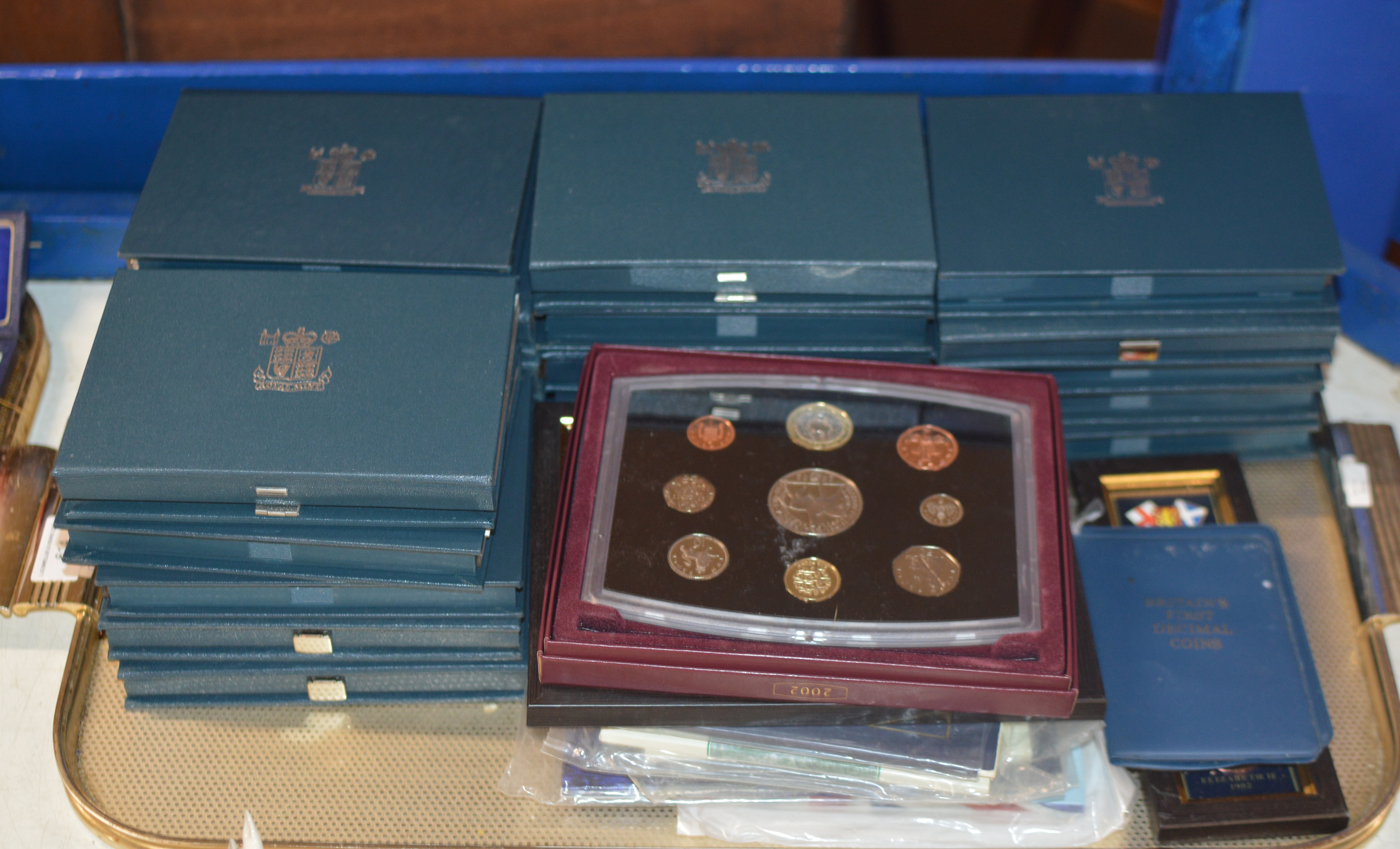 TRAY WITH VARIOUS COMMEMORATIVE COIN SETS