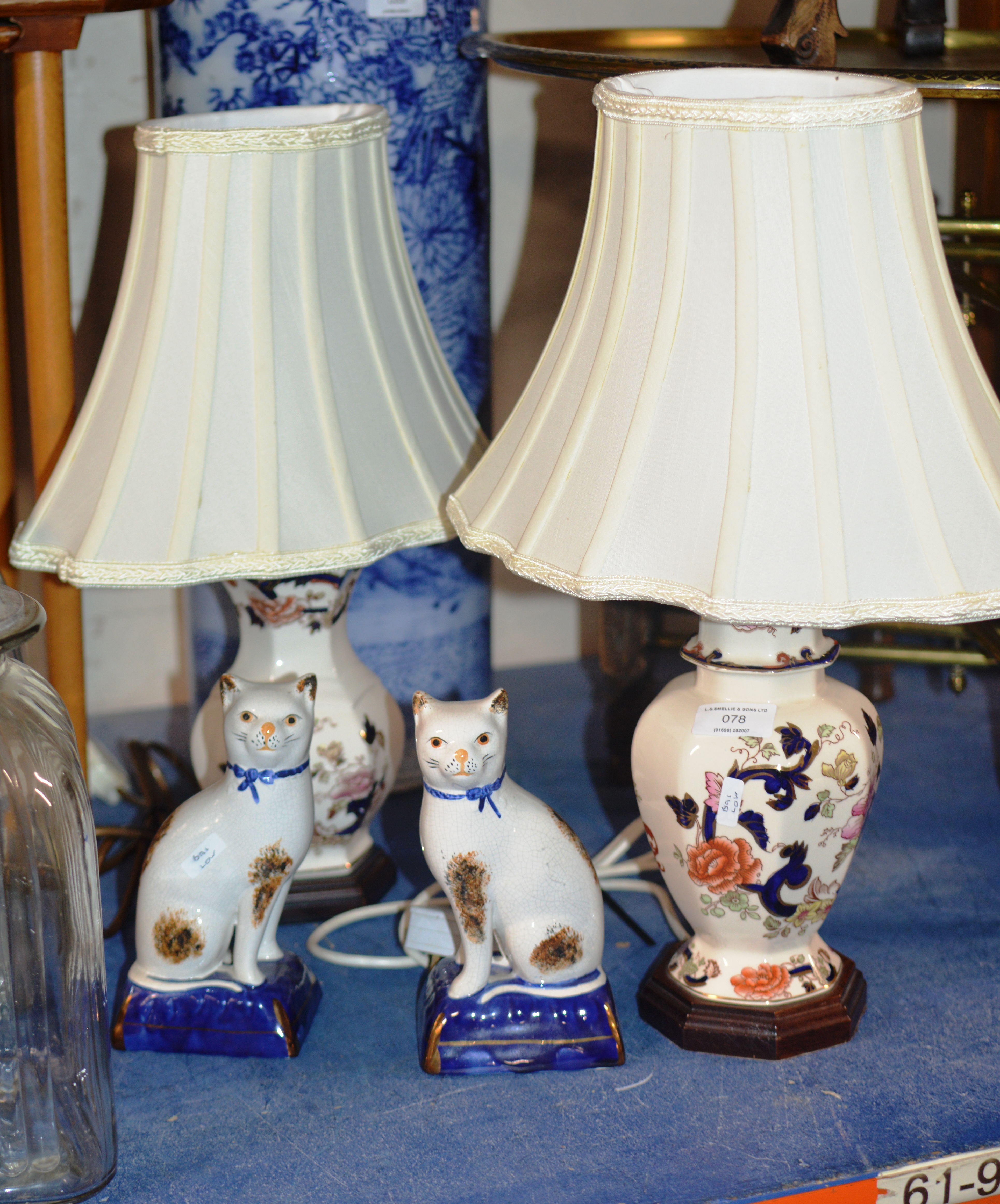 PAIR OF MASON'S POTTERY TABLE LAMPS & PAIR OF CERAMIC CAT ORNAMENTS