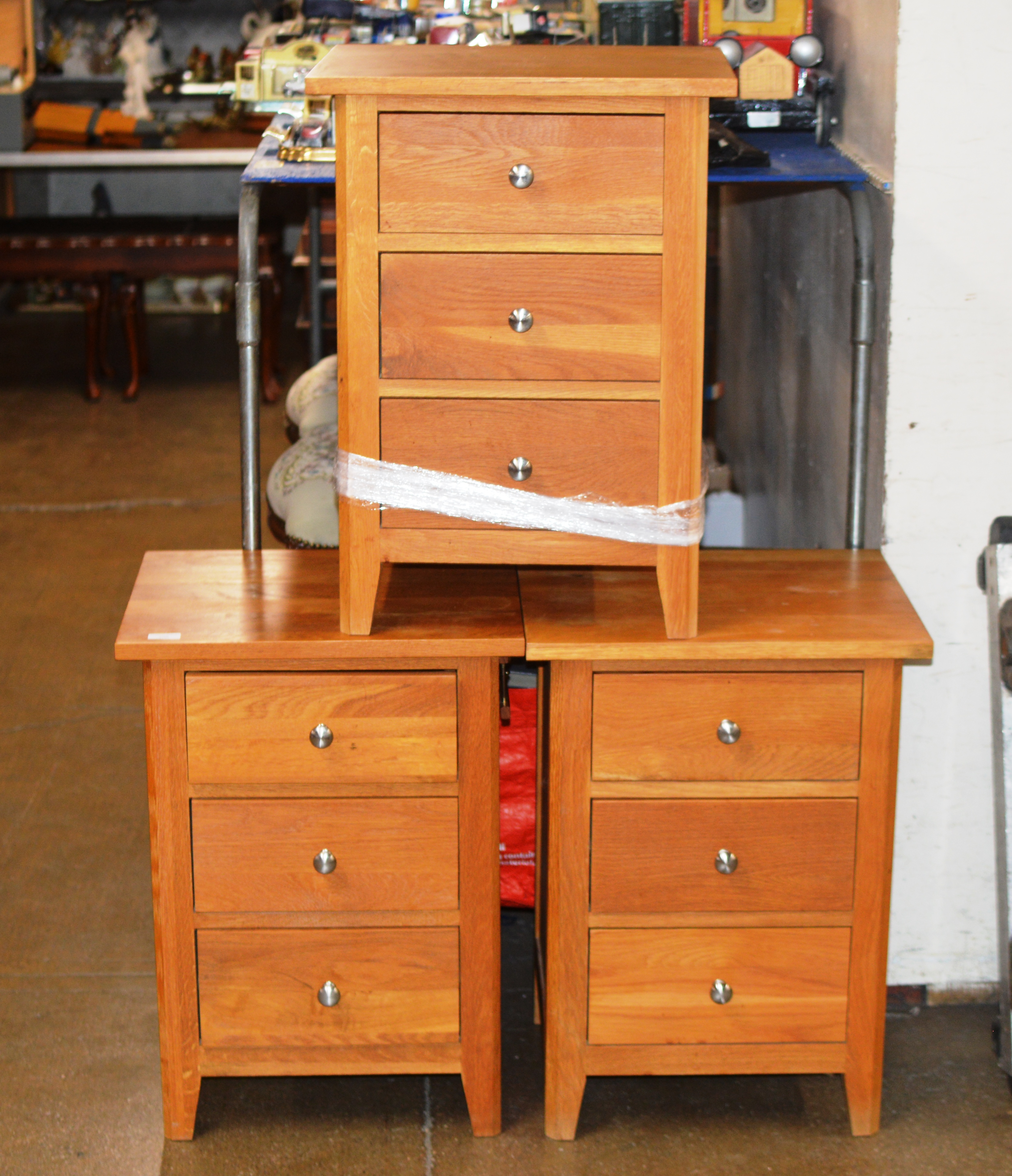 3 MATCHING MODERN OAK 3 DRAWER BEDSIDE CHESTS